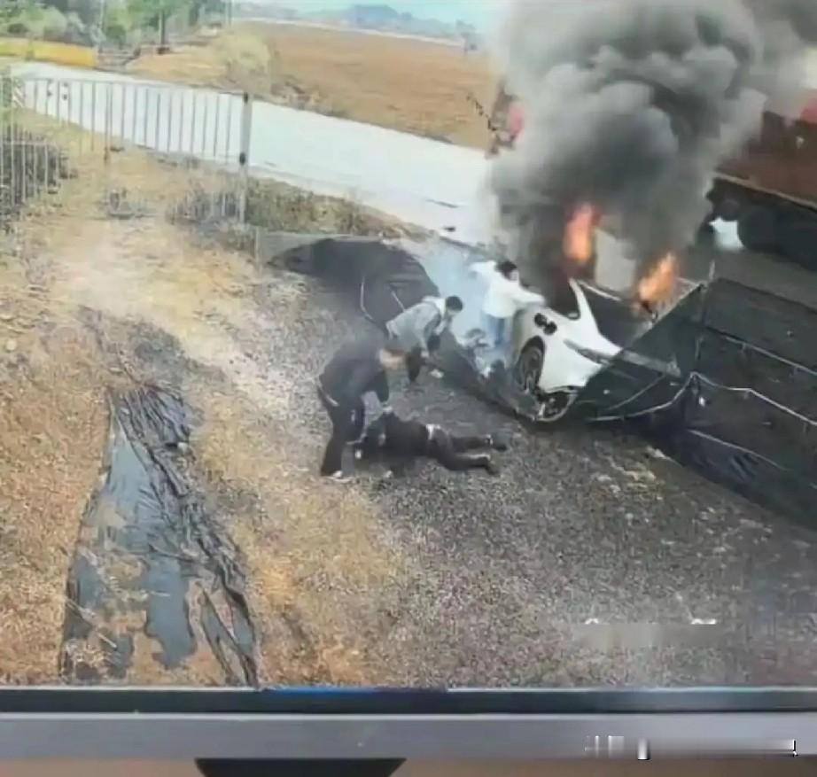 白衣男救人事件后续，网友都气疯了！

   近日，白衣男子救人的视频在网上疯传，