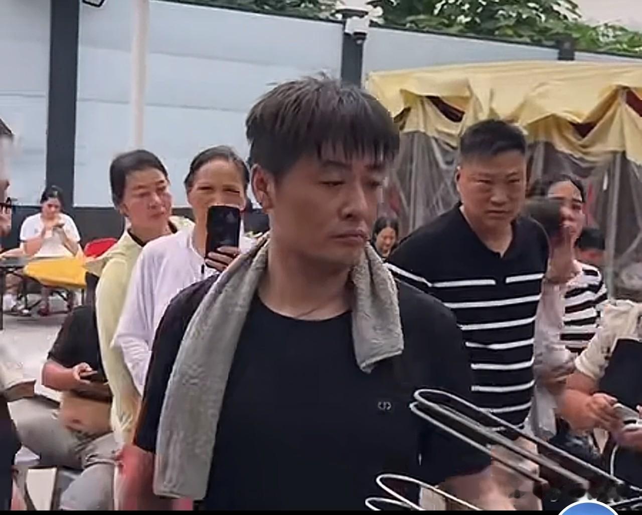 近期平顶山一位烧烤摊主因为长相“酷似”张雪峰而被人围观，有人说“多么希望真的是他