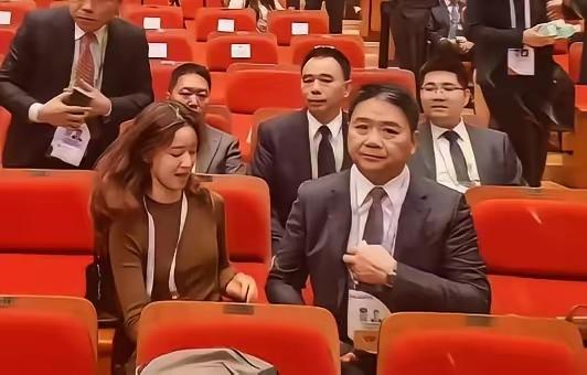 感觉现在大强子已经管不住章泽天了！

这次韩国会议，京东大强子出席了，这没什么奇