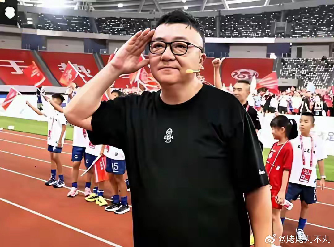 中国的体育到底缺的是什么聚光灯永远只打在冠军身上。我们缺的是给那个拼到抽筋却只拿