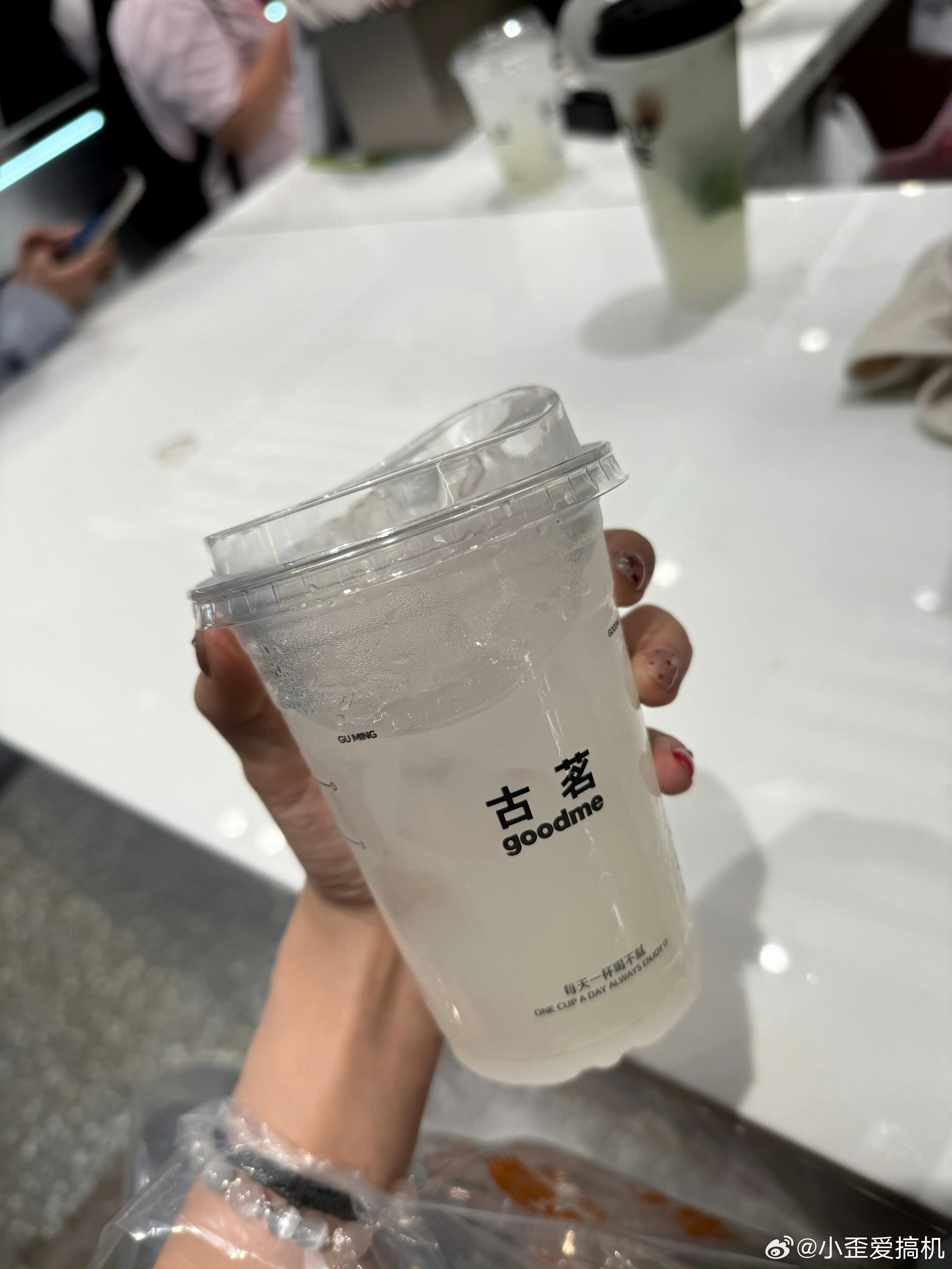 古茗两块五柠檬水这个一看就不是蜜雪那种新鲜柠檬啊 一看就是糖浆兑水 ​​​