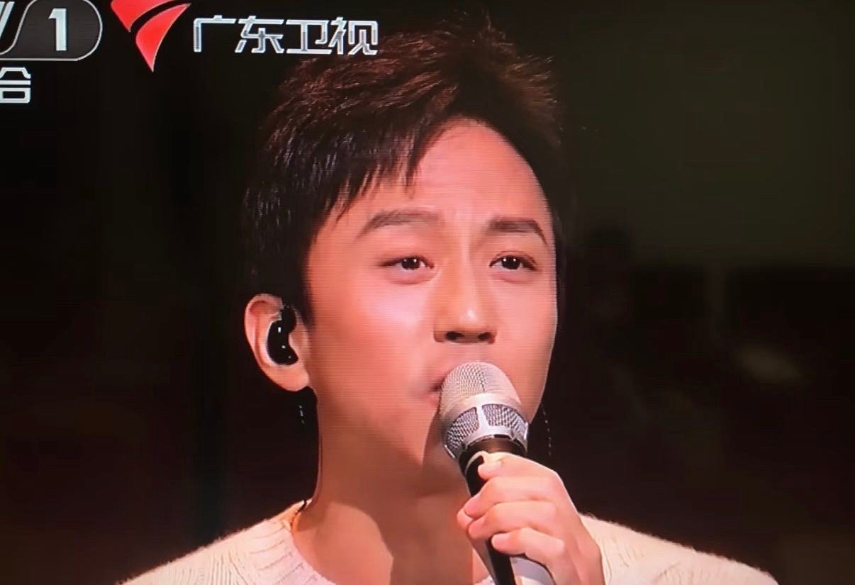 张新成和邓超的节目是不是上反了 张新成挥手挥得太有邓超那味了！弹幕都在刷“超哥是