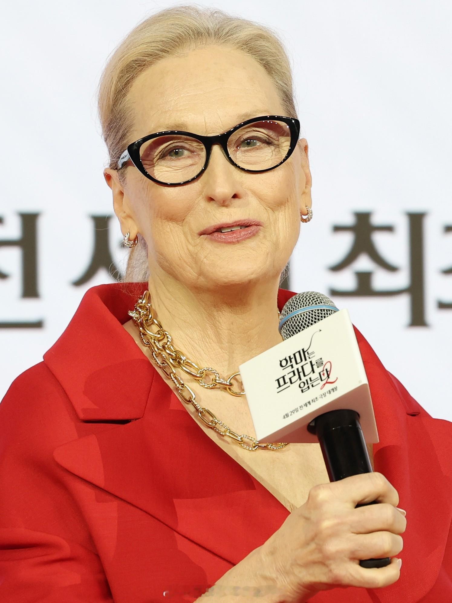 电影幕后故事 梅姨最近全球各地宣传新片《穿普拉达的女王2》，活动中她被问到自己是