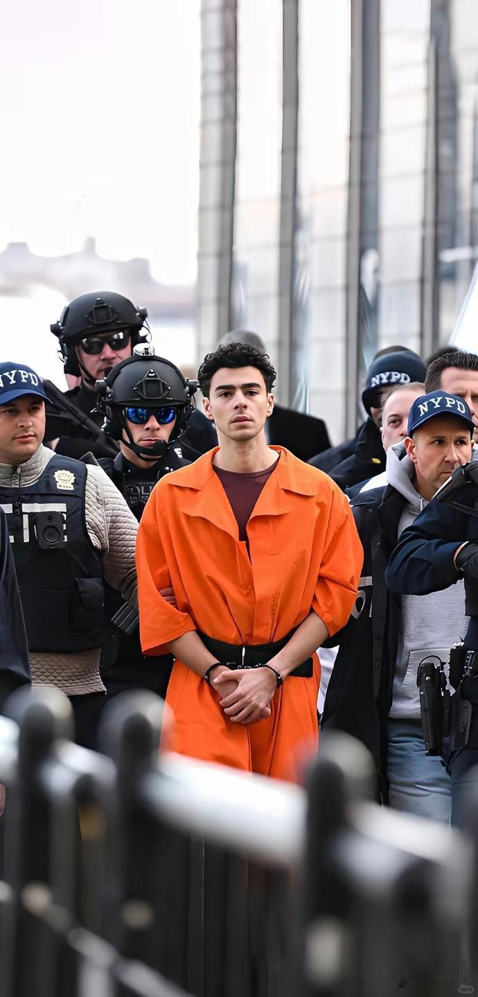 整个美利坚就这么一个站着的男人，剩下的全都是软骨头。
一群北美懦夫！
什么时候美