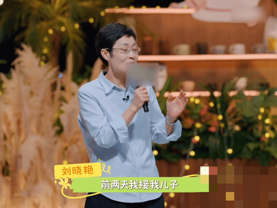 网红刘晓艳接儿子放学被叫爷爷 考研网红刘晓艳分享接娃趣事，被叫爷爷后还自夸最美，