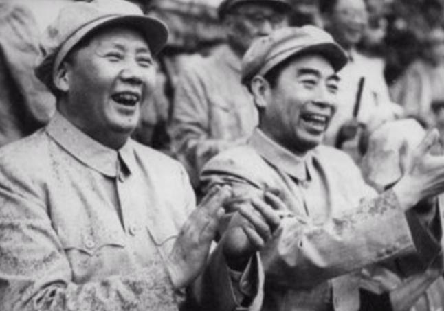 1975年，毛主席与周总理双双身患重病，主席问总理：江山要谁来守？
 
1967