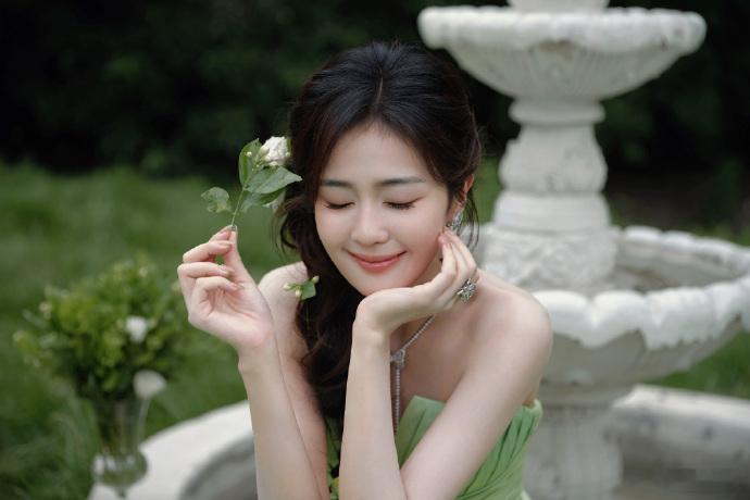 白鹿茉莉花造型美成啥了明明是脱俗绝尘的茉莉花仙子模样，白鹿却大方做起趣味表情包，