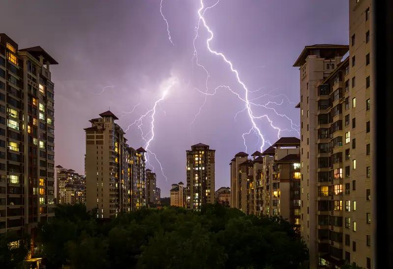 昨夜初闻惊雷


惊雷一夜九天来，雨箭千排火力开。
十里桃花全射尽，飞红点点满亭