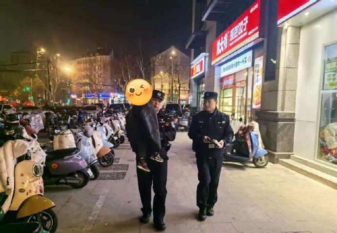 近日， 西园派出所接到报警称，一名男童在路边啼哭，疑似走失。见男童衣着单薄，执勤