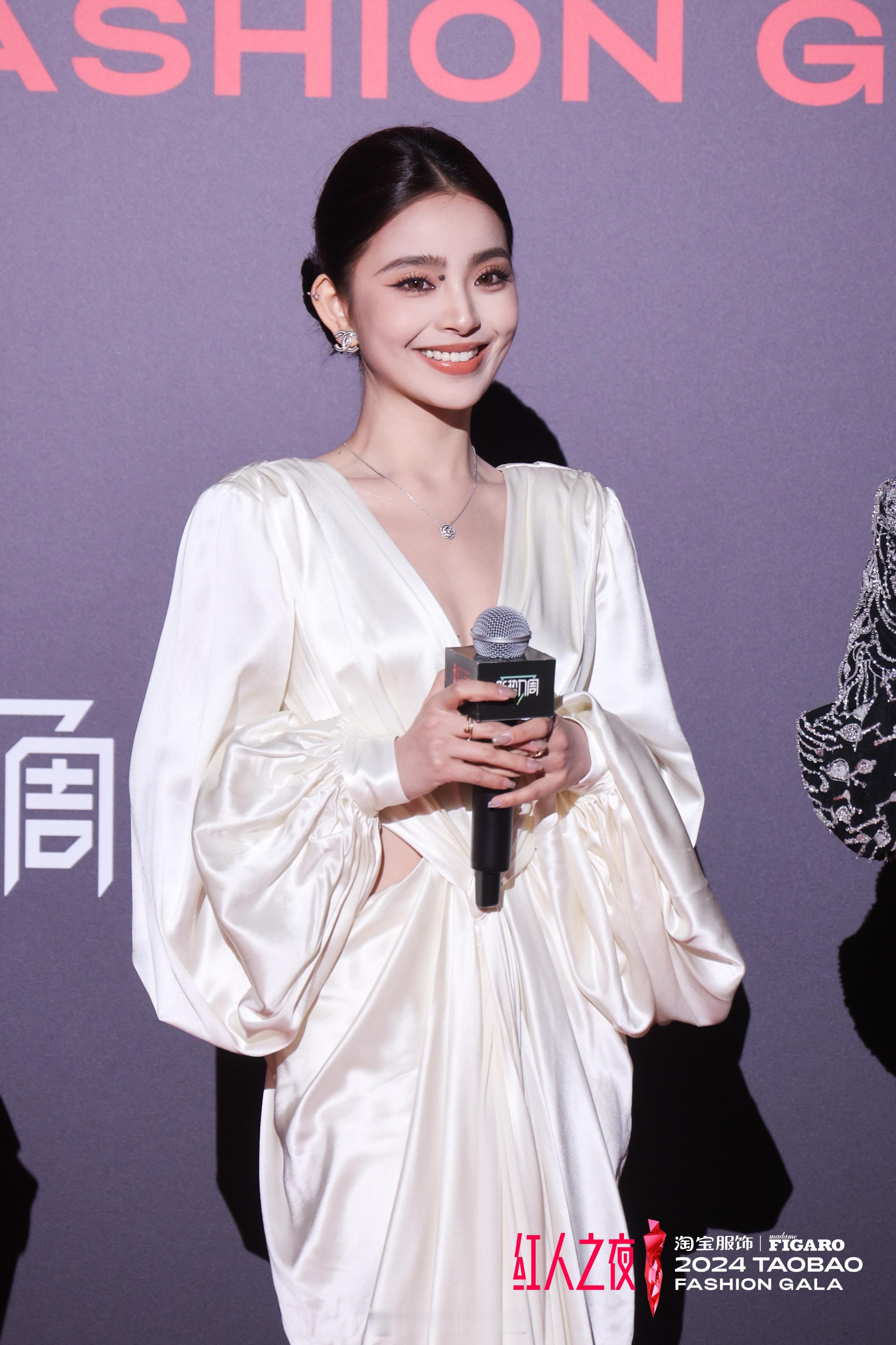 又是一个无比幸福的时刻！为我们lilylikes领奖啦～昨天是一个特别又难忘的日