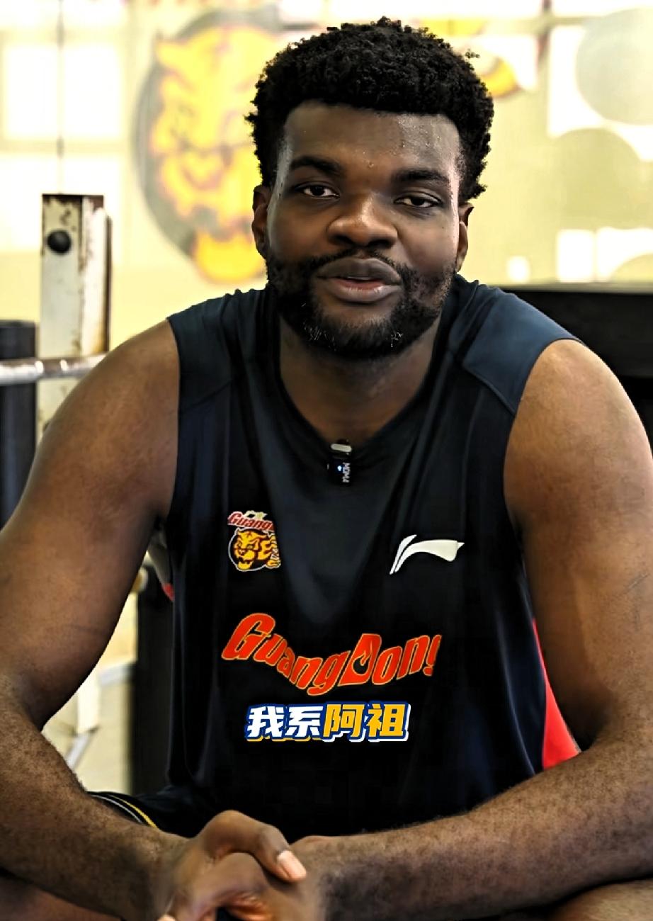 阿祖布克迎来考验！
10月26日晚，广东男篮客场对战上海男篮，大外援阿祖布克迎来