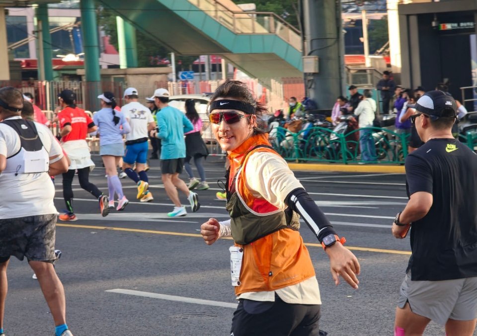 上海马拉松偶遇此沙演员此沙也来跑马拉松了 