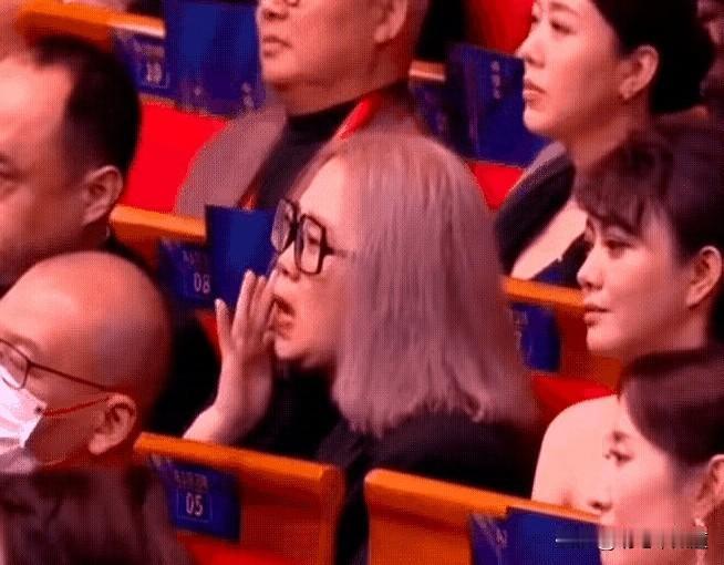家人们谁懂啊！

前两天考古金鸡奖典礼视频，突然发现朱媛媛2021年上台领奖时状