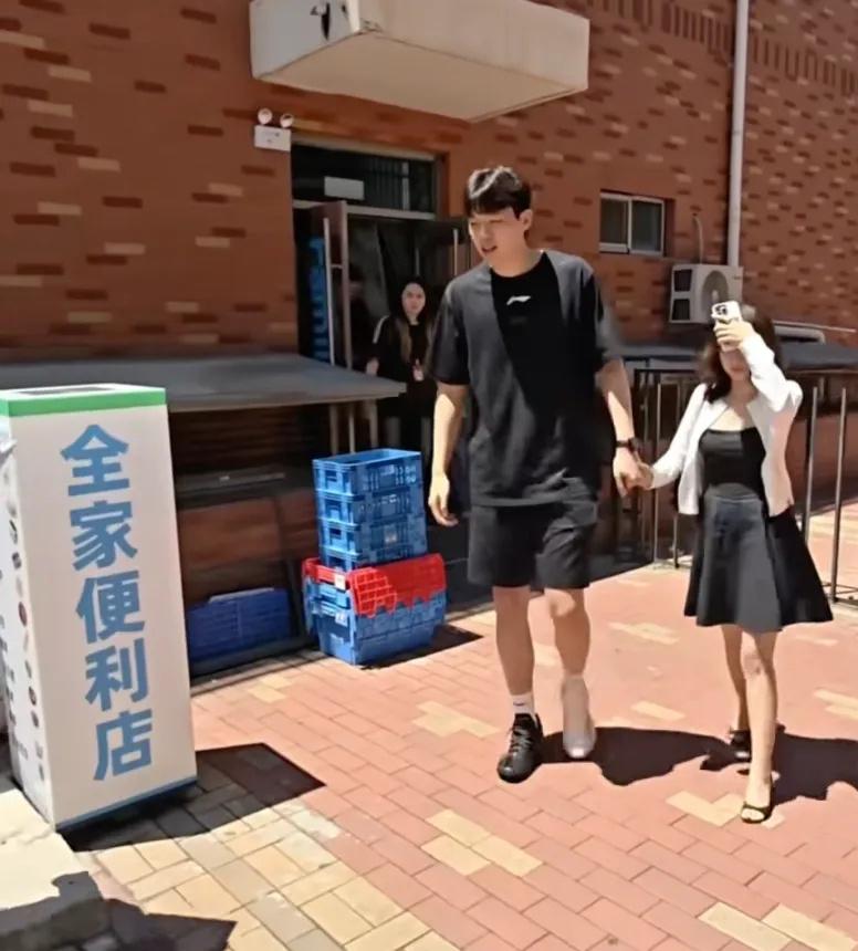 杨瀚森这小子，是真把女朋友恨不得拴裤腰带上！
回国没去夜店没搞直播，牵着女友在北