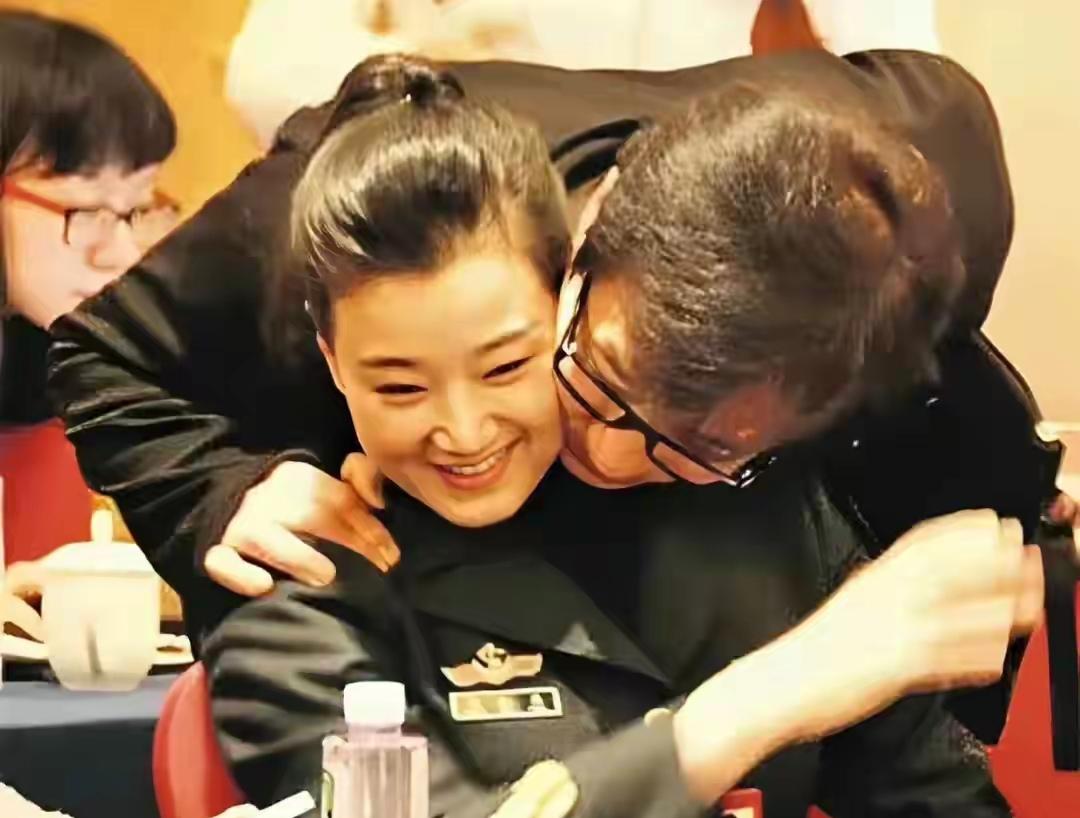 敢从后面对宋祖英进行贴面礼并且还让她笑得像个小姑娘似的，估计整个娱乐圈也就只有房