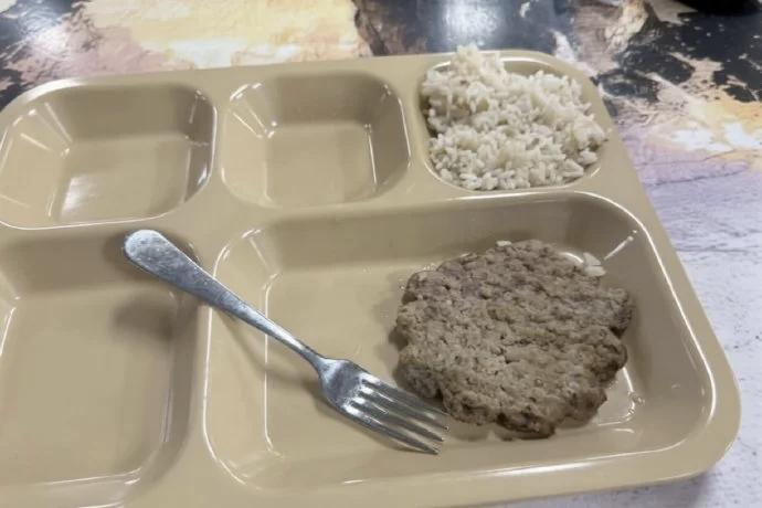 4月27日，据社交网站报道，近日，林肯号航母伙食曝光，太差了！喂狗一样。