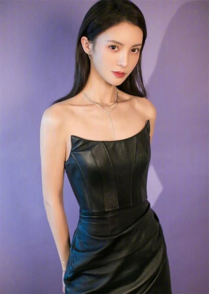 演员，金晨说，最黑暗的时候，最难过的时候，别人是不知道的，我只能自己扛着，靠药物