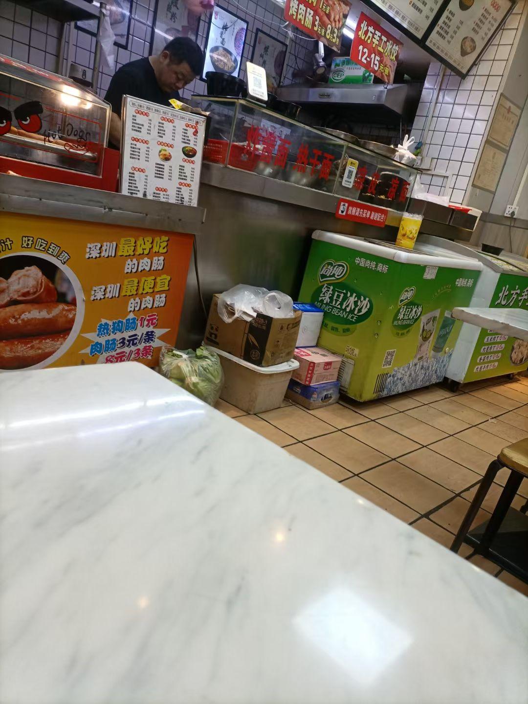 今天有台风哦，下了一个晚上的雨了。窗户外面的铁皮被雨打的啪啪响。这个时候肚子又饿