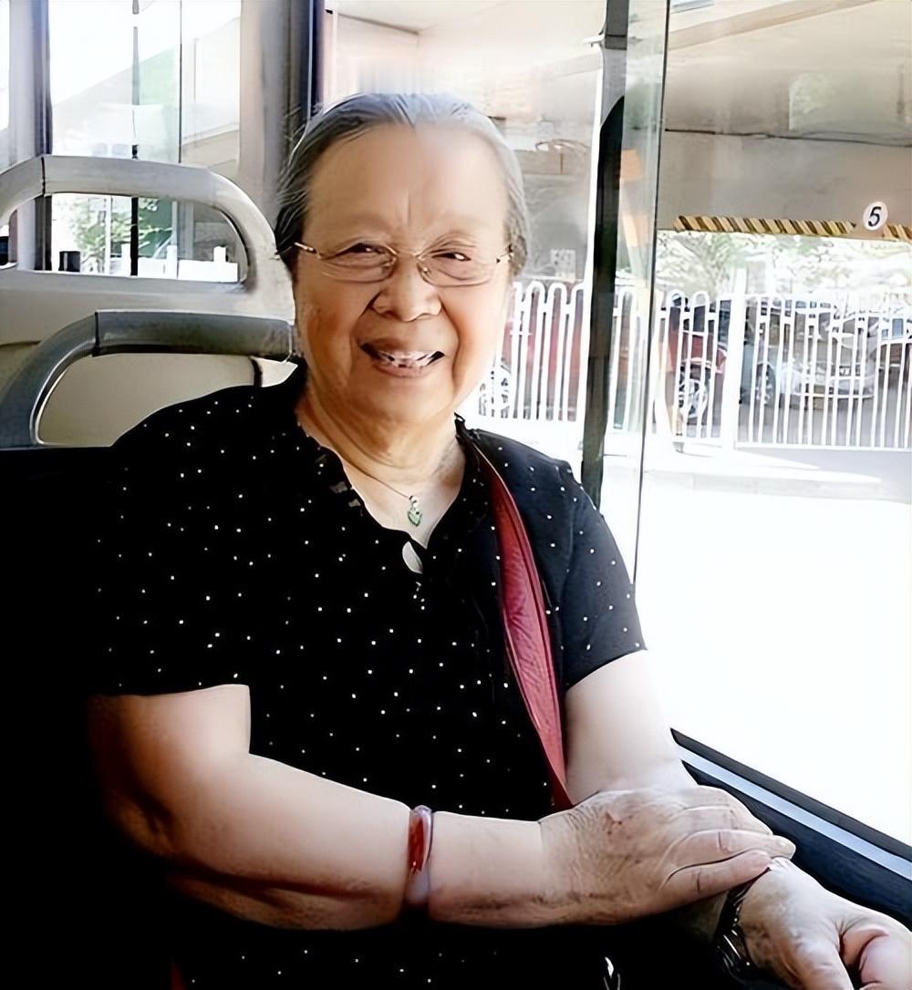 90岁李明启现状曝光，住北京60平老破小，生活还能自理。
 
60多平方很适合一