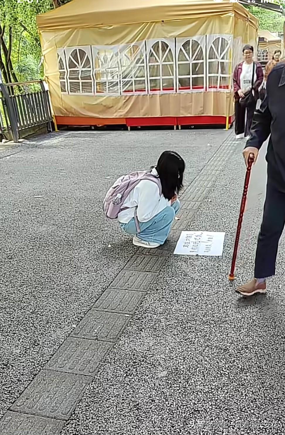 买10元的包子，给这些路边乞讨的年轻人，她们会要吗？答案是不会！她们并不困难，也