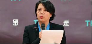 民进党把李贞秀请上节目，本来剧本写好了，让她开口骂大陆，结果她当着主持人的面直接