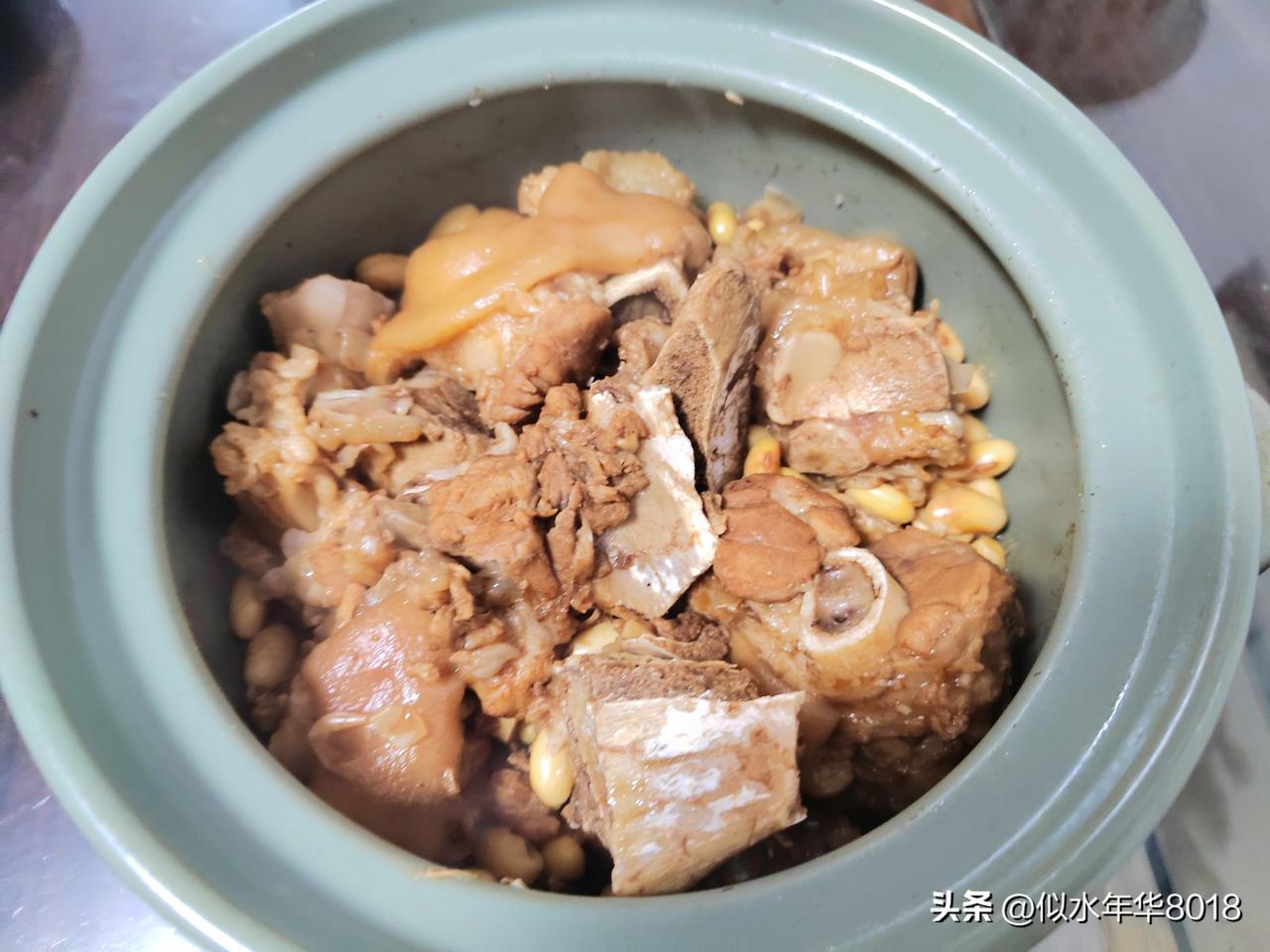 今日晚餐吃什么？
今天去菜市场买了苋菜、韭菜、地皮菜和豆腐，冰箱里的猪脚圈拿出来