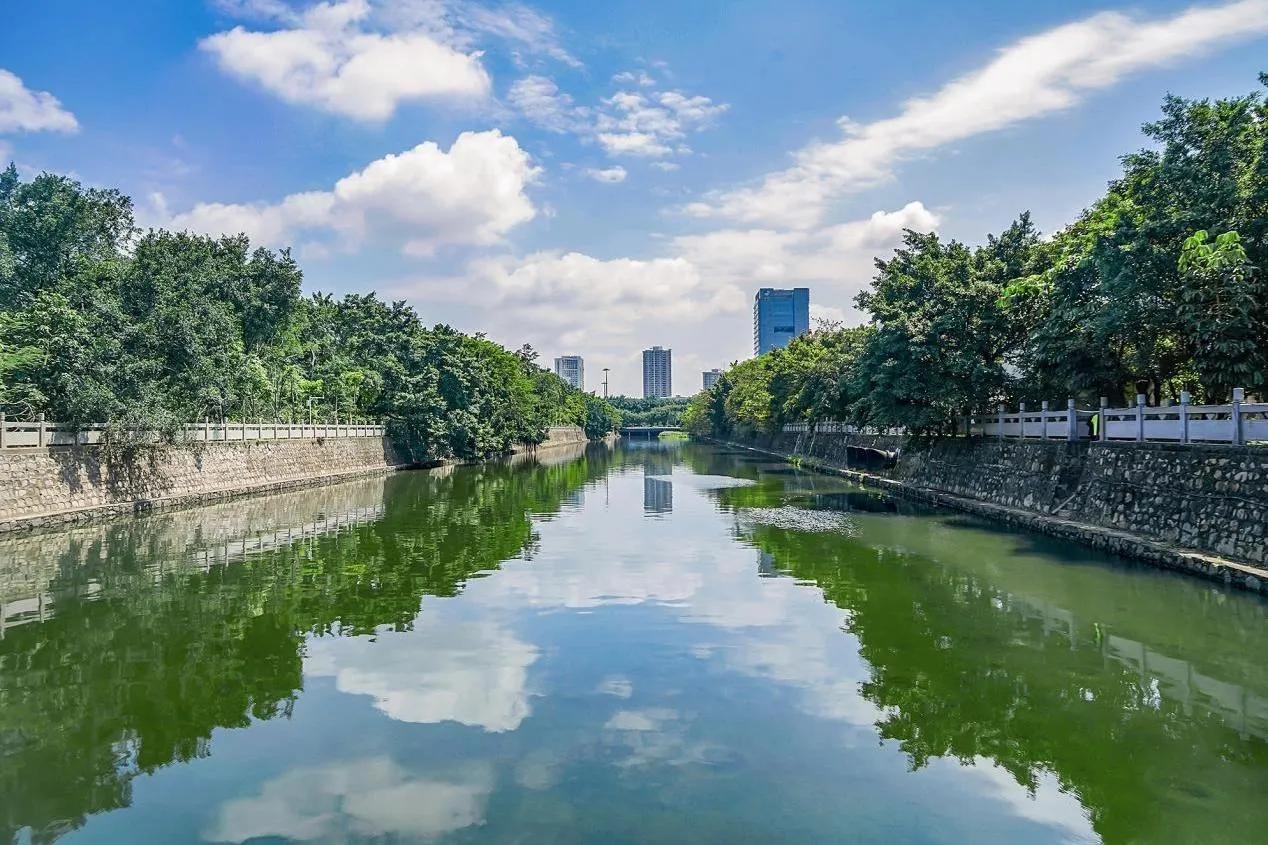 #寻找热爱表达的你#来到宝安兴东，看到一条小小的河(图2)，散发着淡淡的臭味儿。