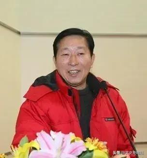 1998年，香港，贺龙之子贺鹏飞，看四下没人，闪身冲进一间商人办公室，凑到那人耳