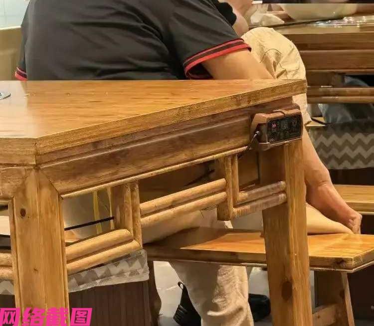 江苏盐城某家鲜切火锅店，店内竟然有员工大姨在客人吃饭的时候，独自坐在客凳上进行抠