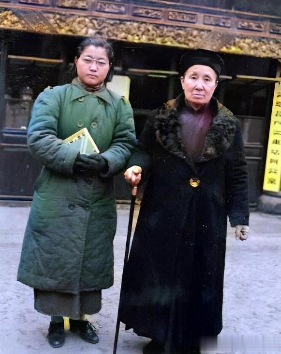 照片中的老太太就是影视剧中“双枪老太婆”的原型，她的原名洪文国，出嫁后从夫姓，改