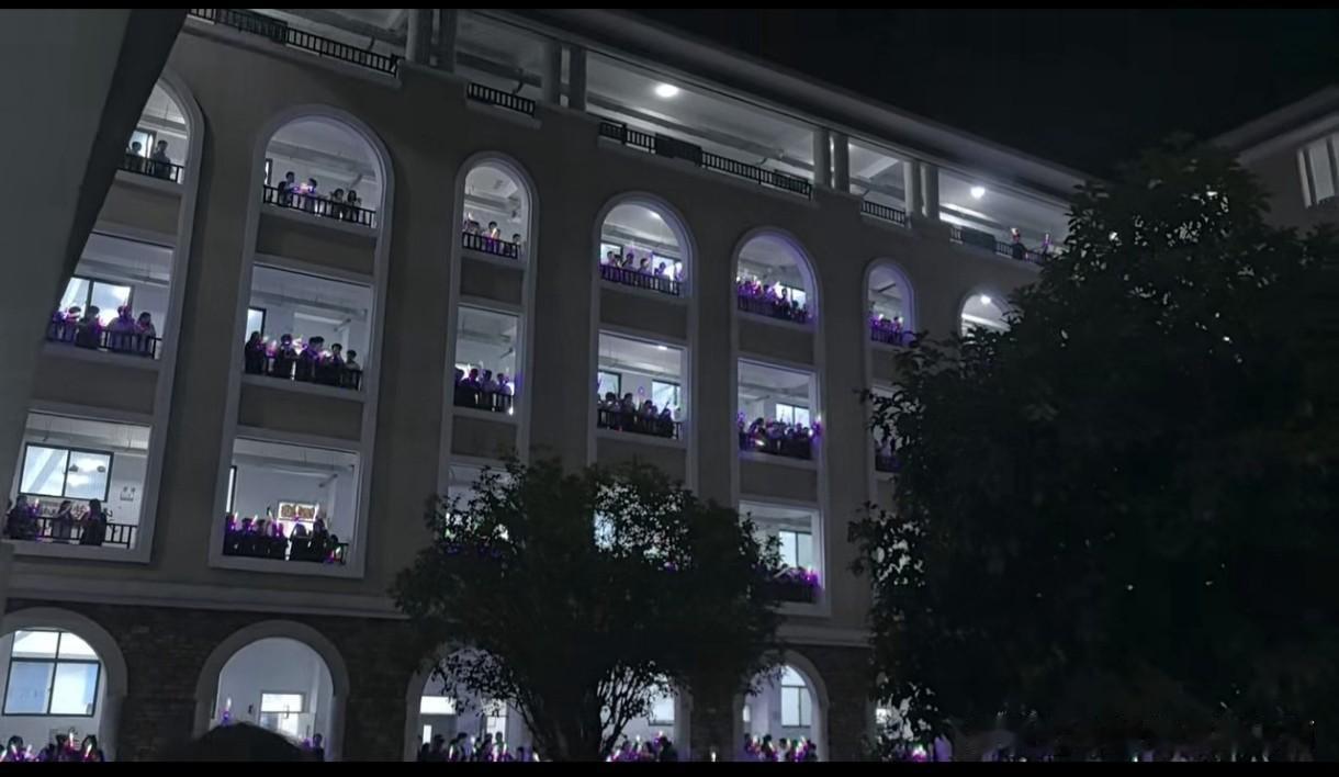 洋沙湖中学高三喊楼：以呐喊赴前程，以热血赴盛夏
      6月4日夜幕垂落洋沙