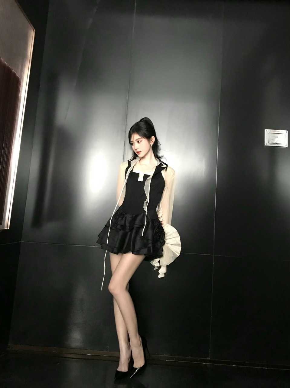 鞠婧祎锁骨窝能装下珍珠项链投稿[鞠婧祎]女神细高跟狠狠踩我好吗 