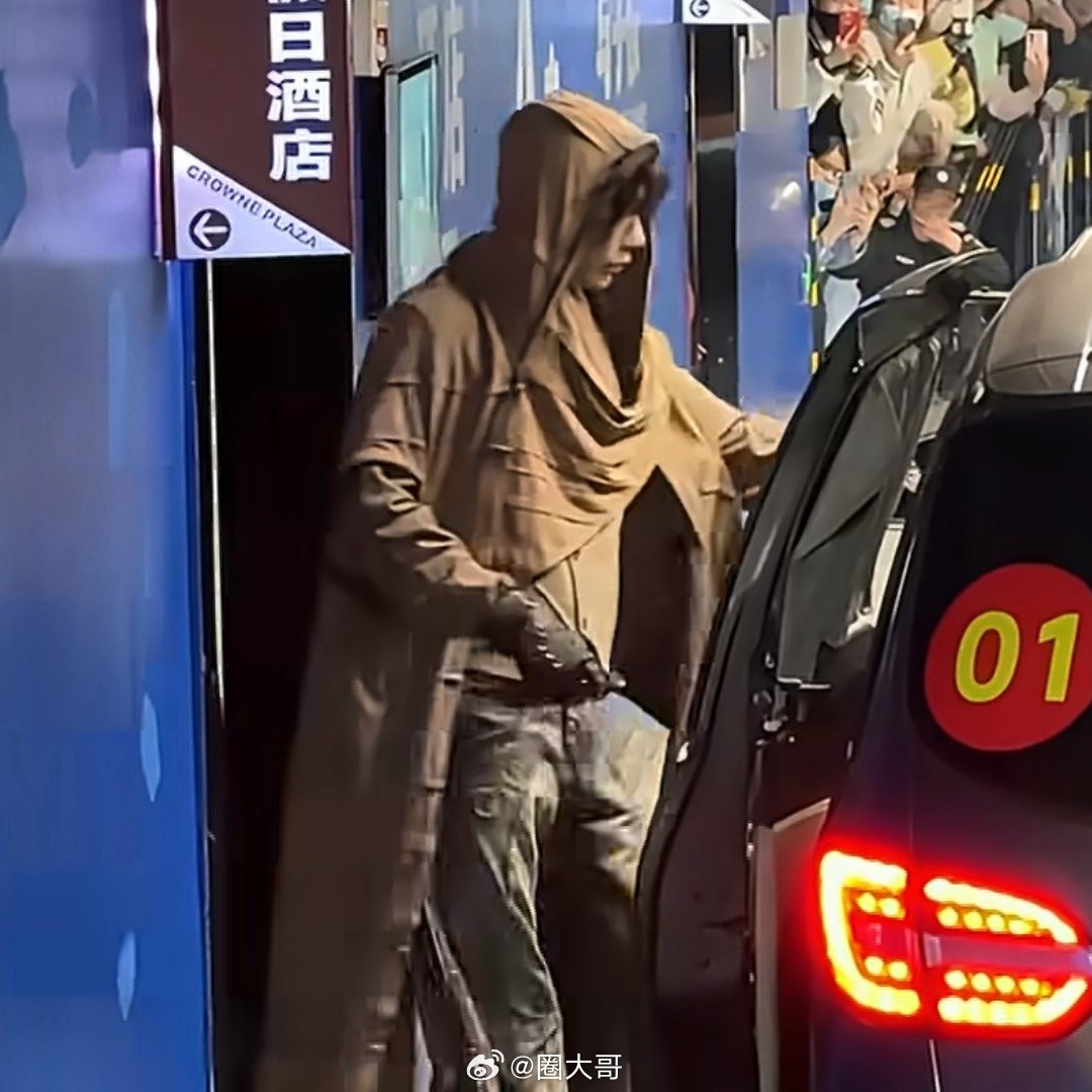 开推4全员废土风造型有种末日大片的既视感了，张凌赫、刘宇宁、丁程鑫今日份录制《开