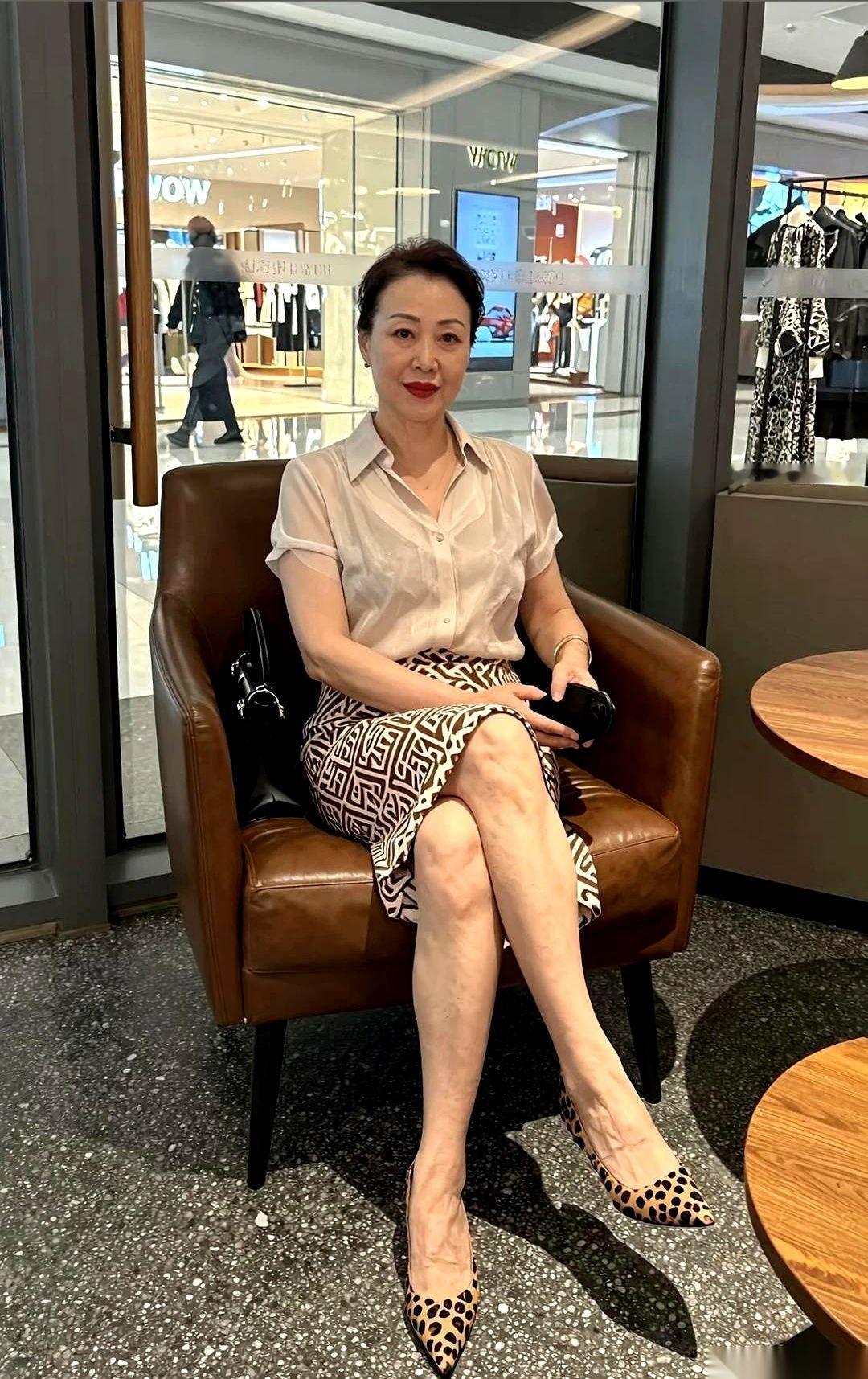 刚才在咖啡馆，旁边桌坐了个来相亲的阿姨，差点没把我下巴惊掉。
你以为的56岁退休