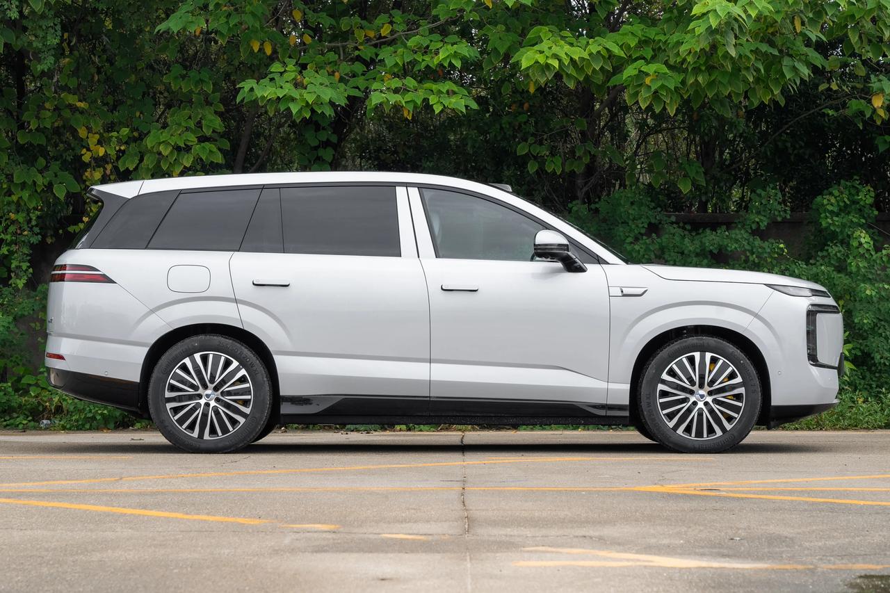 戏里戏外差距大，在《玫瑰的故事》里演方协文，100块钱都不舍得给自己媳妇。现实中