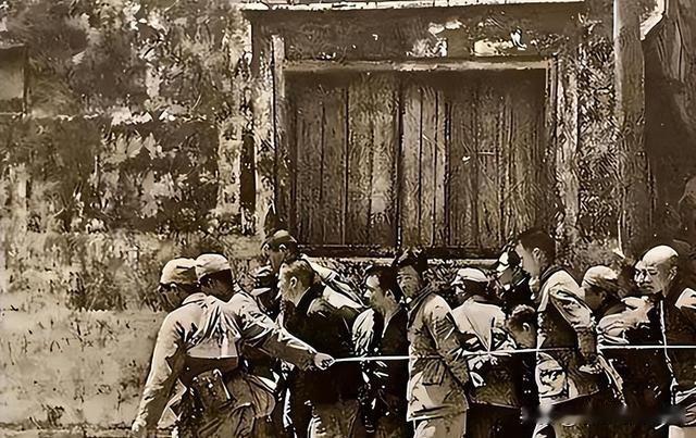 1944年，地下党任远被捕，他被捕后，装疯卖傻，企图蒙混过关。谁知在狱中，他撞见