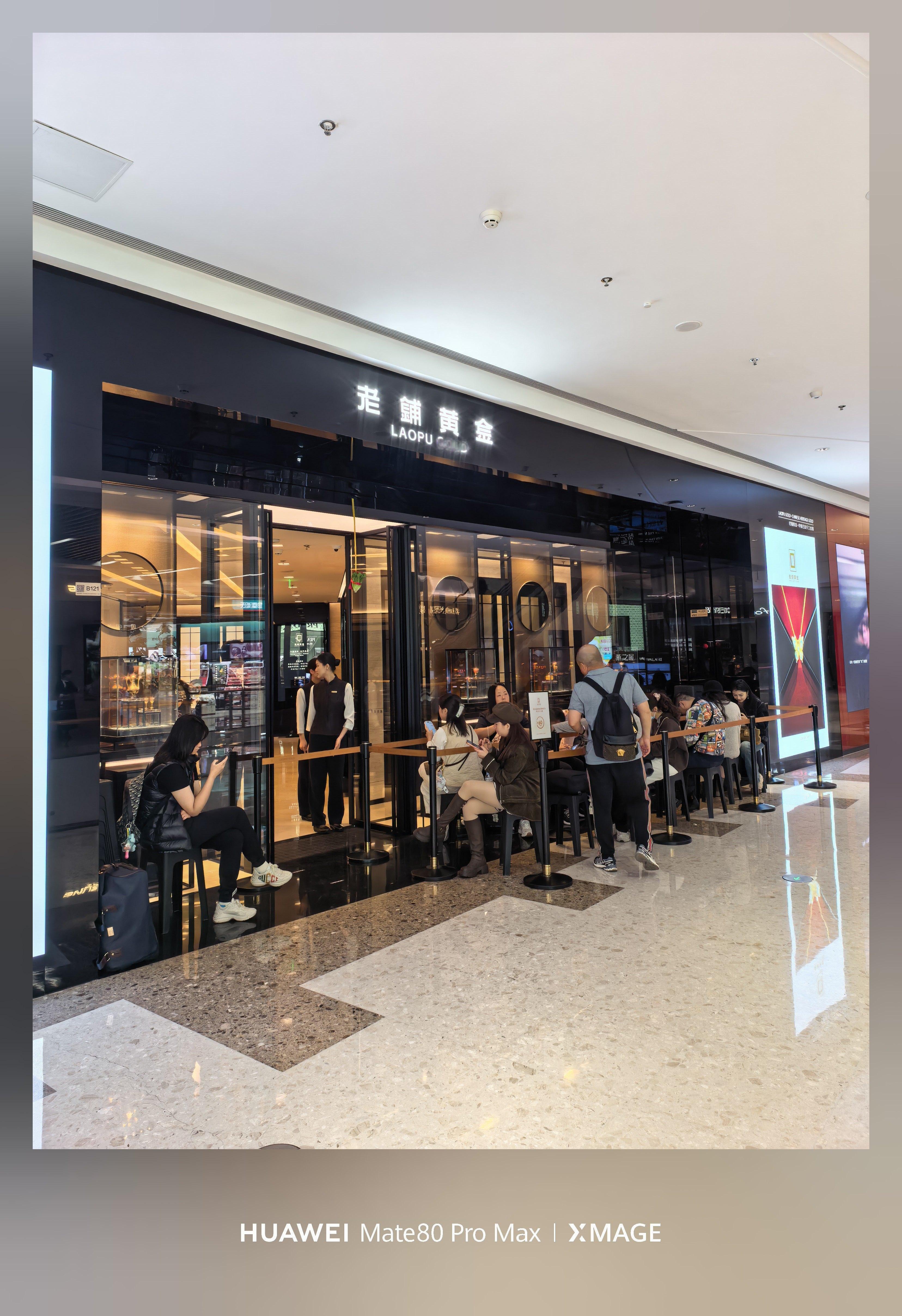 本来以为今天上班，老铺没人，没想到还要排队