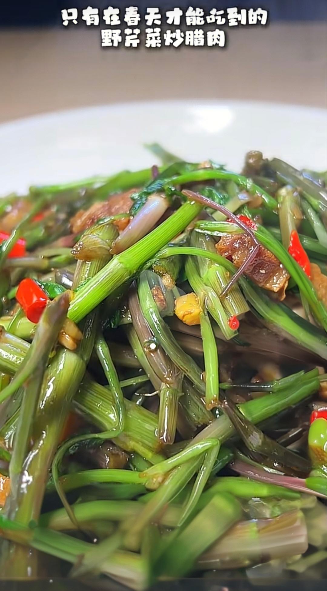 野芹炒腊肉，风味很特别

       今天路过一买菜的路边小摊，发现有野芹菜卖