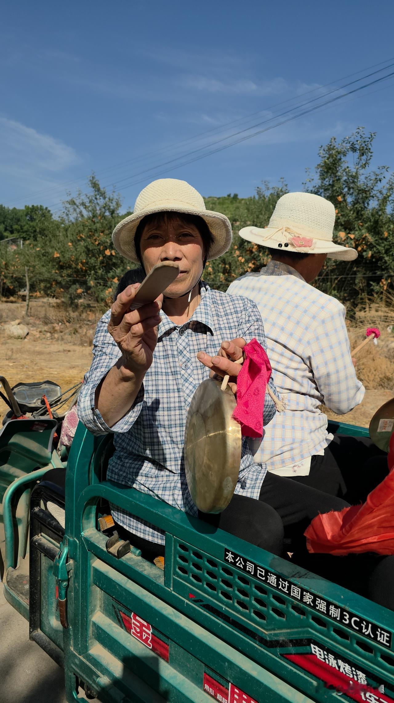 走投无路的时候，哪怕一些不确定的路，也不妨走一走……

比如今天我们村老人们组织