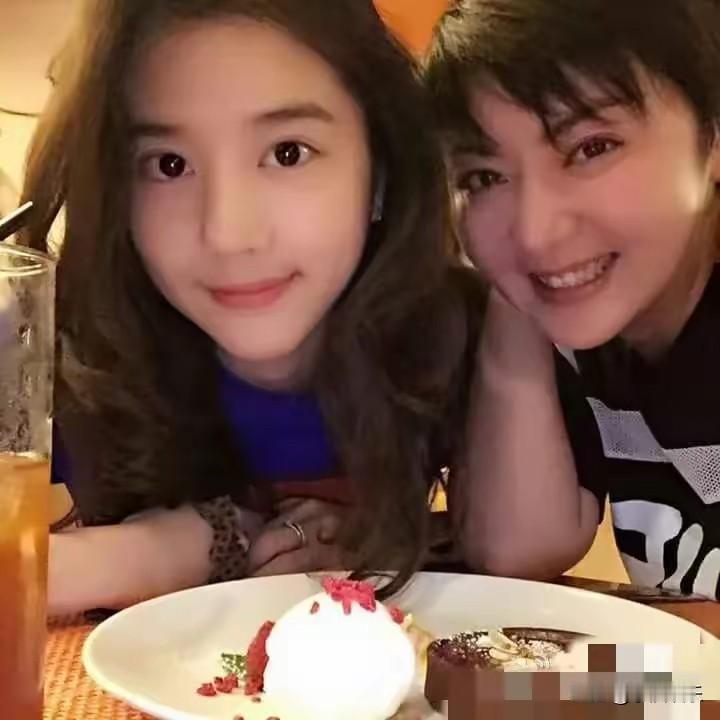 想赚中国人的钱，为什么不把嘴巴擦干净，

李凯馨真是不知道天高地厚，在中国赚钱还