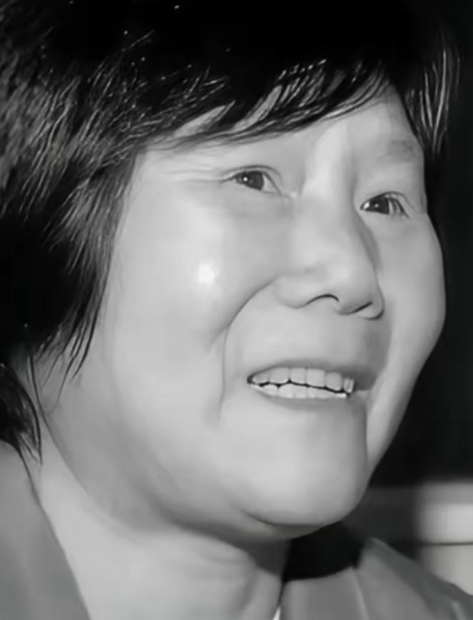 1975年，湖北神农架几名妇女正在田里挖洋芋时，一位女孩因为内急跑去树林中解决，