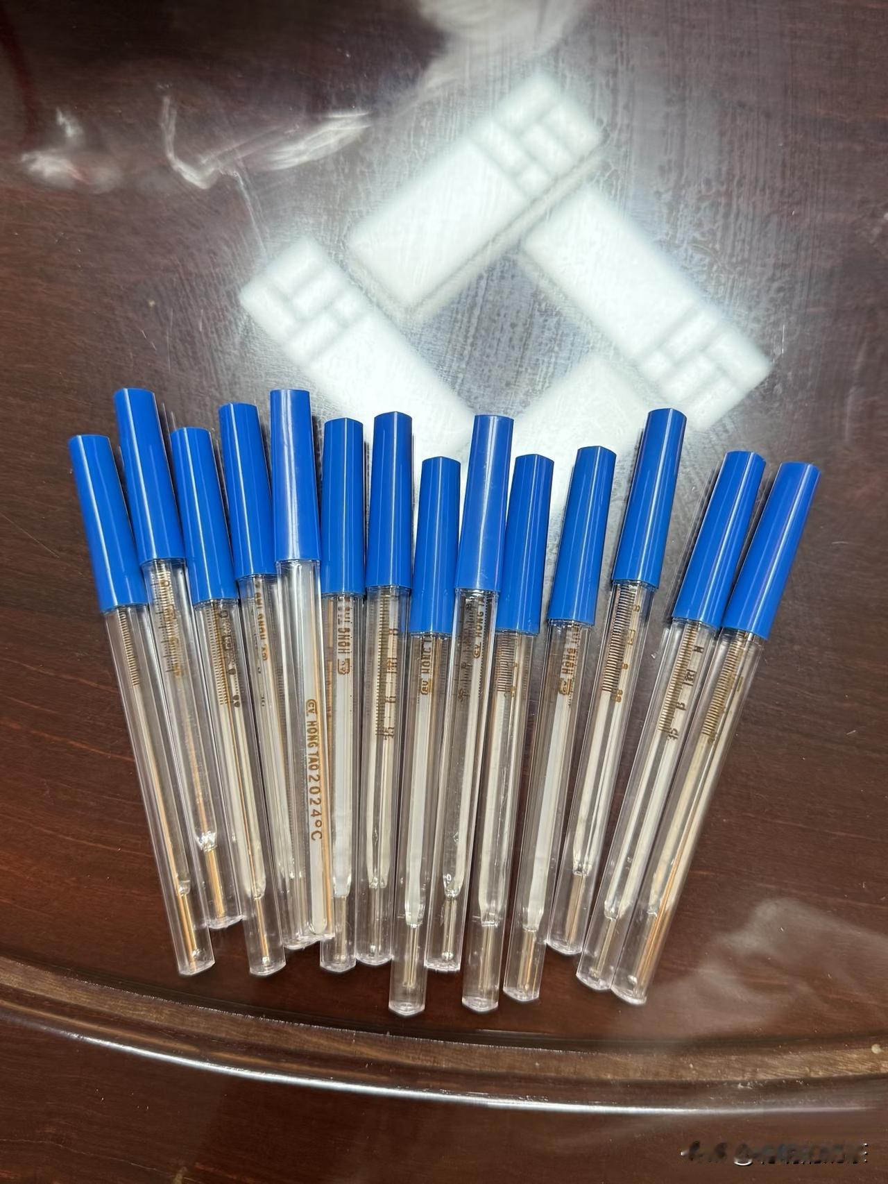 宝子们！听说这款水银体温计马上要停产了，感觉这是最好用量的最准确的体温计，多屯一