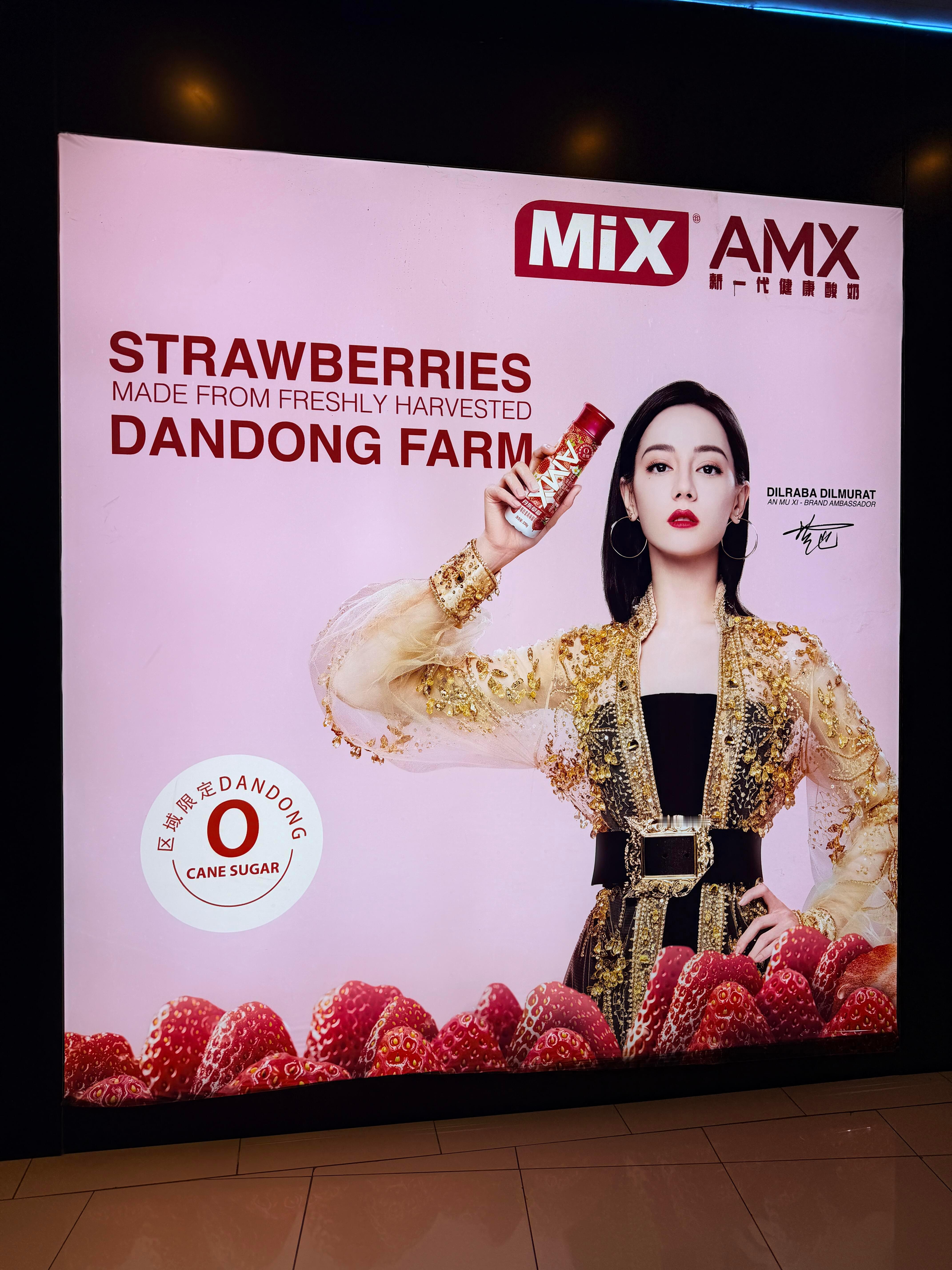 异国他乡看见老熟人呦，这不是迪丽热巴嘛❗️