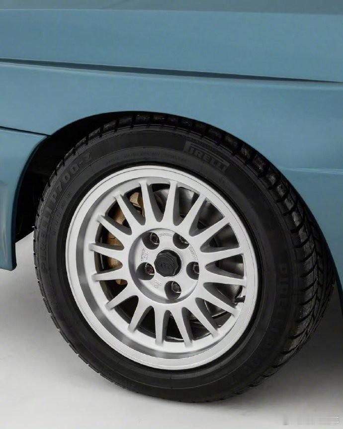 1987年，Audi Ur-Quattro的轮胎印记，在广袤大地上绘制出技术与艺