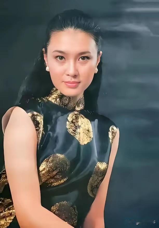 她爸是文化部局级干部，她妈是中央音乐学院教授，她外祖父是民国东北军核心文职幕僚，