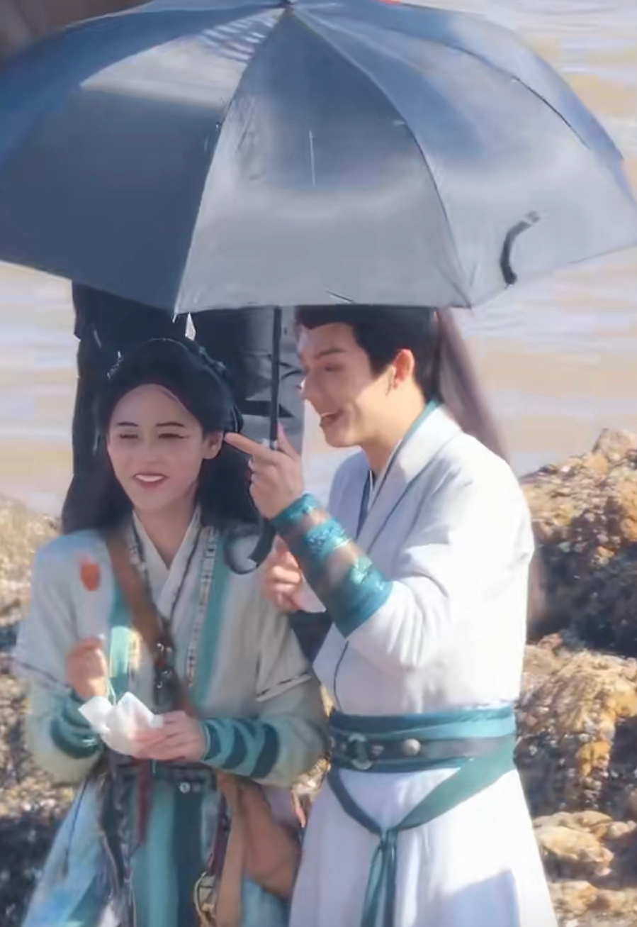 周益如林沐然《烟雨神游记》同框路透，两人吃着烤肠说笑，好可爱！ 