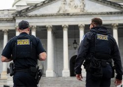 【#美国18岁男子持枪冲国会被捕# 】据美国AXIOS新闻网17日消息，美国执法