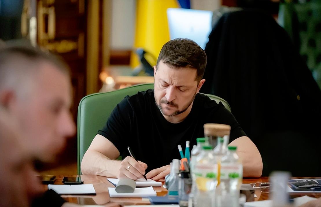 短短48小时，乌克兰连遭噩耗，这拉锯战到底啥时候是个头？
 
乌方是外援跟不上，