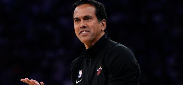 你敢信？
热火把挡拆从战术板上“砸”烂了——全联盟挡拆最少的球队，进攻效率反而涨