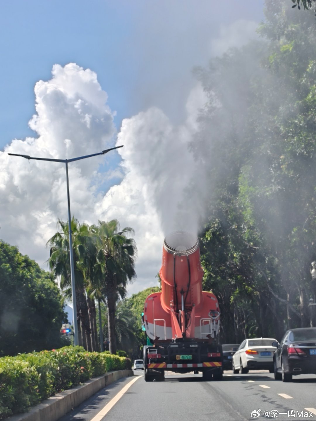 深圳随处可见这种雾炮车。主要是给尾随的车洗窗户用的[doge]你们那有吗？北方应